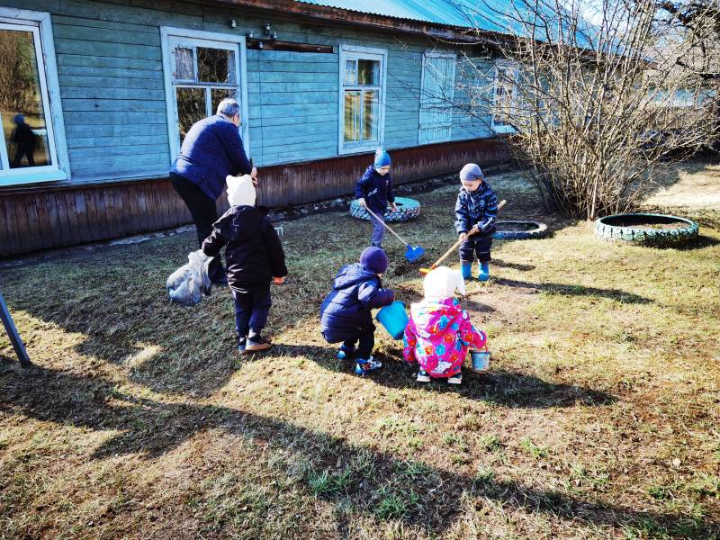 Субботник в садике.